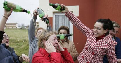 La asociación de Amas de Casa 'La Flor' celebra el Gordo regando sidra en 2007 a la mujer que compró los décimos.