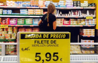 Una mujer compra en un supermercado