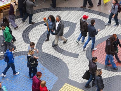 Viandantes paseando por el mosaico de Joan Miró en La Rambla (Barcelona).