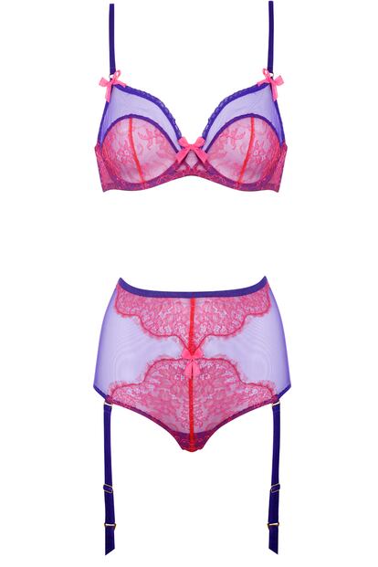 Por Mara Romero. Conjunto lila y rosa transparente con ligueros incorporados de Agent Provocateur (sujetador 180 euros y braguitas 235 euros).