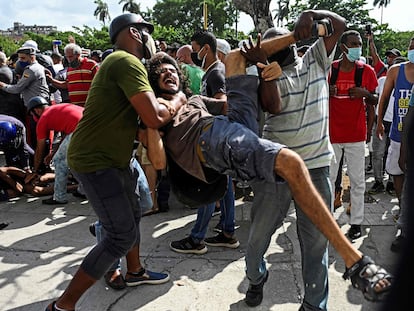 Un hombre es detenido durante una protesta en contra del Gobierno cubano en La Habana, este domingo.