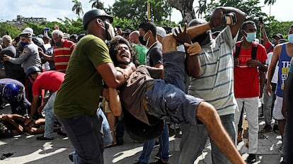 Un hombre es detenido durante una protesta en contra del Gobierno cubano en La Habana, este domingo.