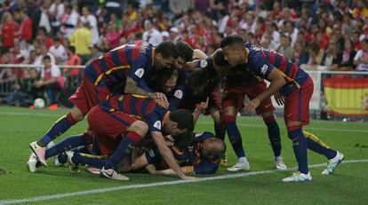 Los jugadores del Barcelona celebran el gol de Alba.
