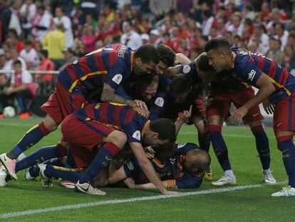 Los jugadores del Barcelona celebran el gol de Alba.