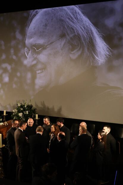 La capilla ardiente del director abrió en la Academia de Cine, en Madrid, presidida por una fotografía suya, el Goya de Honor, que le fue concedido poco antes de fallecer, y al son de los tambores de la localidad española de Calanda, que aparecieron en su filme Pippermint frappé. Además de la fotografía de Saura, pudo verse un montaje con imágenes de sus películas, una silla de director con una flor roja, un sombrero que utilizaba y unas gafas, y una cámara de fotos que hizo él mismo. Numerosos familiares, amigos y compañeros de profesión, así como el presidente del Gobierno, se acercaron a rendir un último homenaje a uno de los más grandes cineastas españoles.