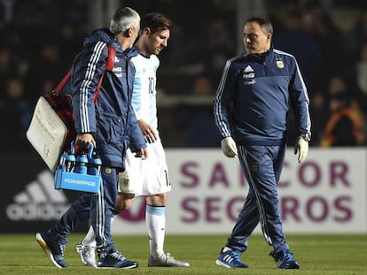 Messi sale del campo junto con los m&eacute;dicos de la selecci&oacute;n argentina.