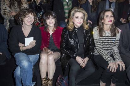 Jane Birkin, Charlotte Gainsbourg, Catherine Deneuve y Charlotte Casiraghi, durante el desfile.