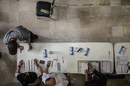 Electores acuden a votar a una casilla en la colonia Del Carmen en el centro de Coyoacán, en Ciudad de México.