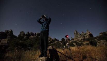 Hombre observa la lluvia de estrellas en El Torcal de Antequera (Málaga), en agosto de 2011.