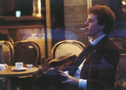 Umberto Tozzi, fotografiado en un café de París en 1987, tres años después de la separación de Serafina Scialò.