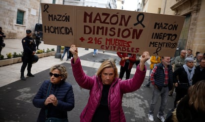 Decenas de manifestantes protestan en el exterior de las Cortes valencianas, este viernes. 