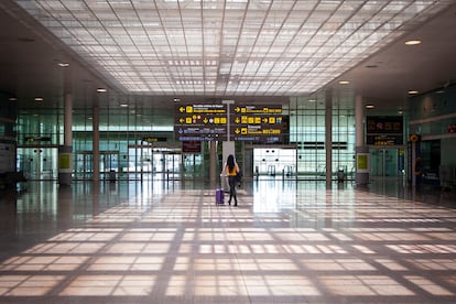 Una mujer, en la terminal 1 de El Prat, tras regresar a Barcelona en un vuelo de Ibiza.
