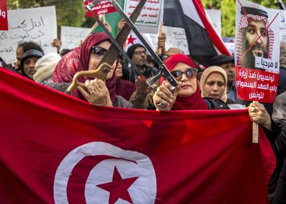 Dos mujeres muestran unas sierras durante una protesta por la visita del príncipe saudí Mohammed bin Salman, en Túnez.