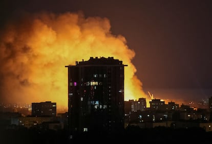 La explosión de un dron ilumina el cielo de la ciudad durante un ataque con drones y misiles rusos en Kiev, este viernes.