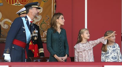 Los Reyes, la princesa de Asturias y la infanta Sofía durante el desfile militar para celebrar el día de la hispanidad, en Madrid, el pasado 12 de octubre.