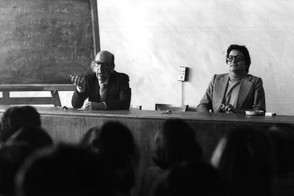 Jacobo Mu&ntilde;oz (derecha) y Jos&eacute; Luis Aranguren durante una conferencia en marzo de 1980.