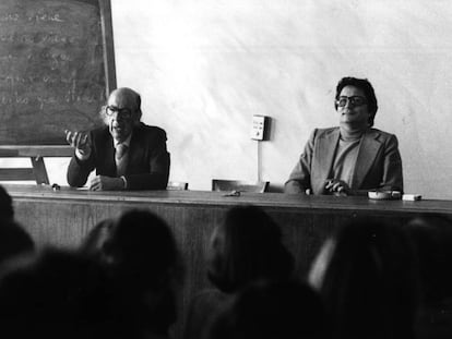 Jacobo Mu&ntilde;oz (derecha) y Jos&eacute; Luis Aranguren durante una conferencia en marzo de 1980.