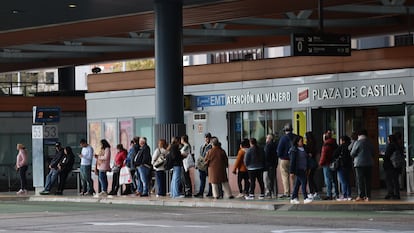 Decenas de usuarios esperan la llegada de los autobuses de servicios mínimos en el intercambiador de Plaza de Castilla en Madrid, este lunes.