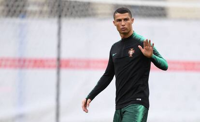 Cristiano manda callar a los aficionados presentes en el primer entrenamiento de Portugal en Krátovo. 