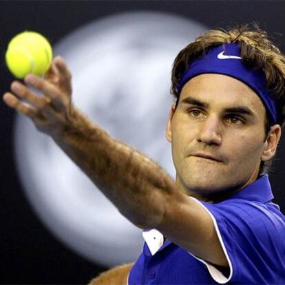 Federer sirve en el partido ante Roddick.