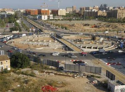 La rotonda de salida a Barcelona junto al campus de Tarongers, en obras, el pasado jueves.