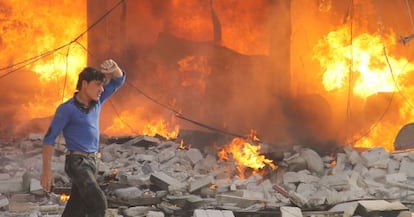Homem junto a edifício bombardeado em Alepo.