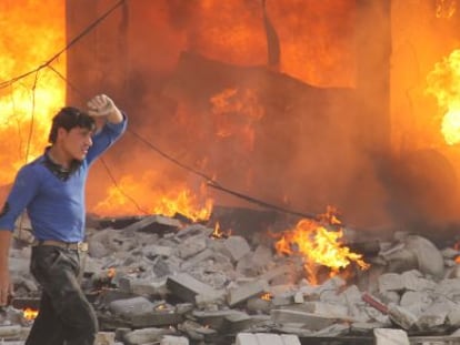 Un hombre junto a un edificio bombardeado en Alepo.