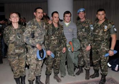 Fernando Alonso posa junto a los soldados de la base española.