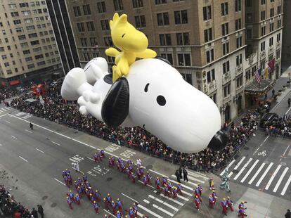 El desfile que ha recorrido la Gran Manzana ha ocupado una distancia de cuatro kilómetros. En la imagen, vista del globo de Snoopy desde uno de los edificios de la 6ª Avenida.