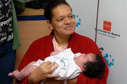 Rocío, de origen colombiano, posa con su hija, Arancha, que pesó siete kilos cuando nació hace ocho días.