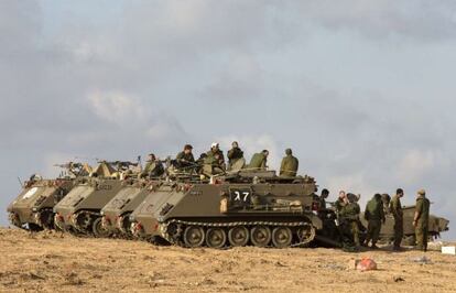 Soldados israelíes desplazados a unos kilómetros de la frontera con la franja de Gaza esperan la orden de una posible operación terrestre.
