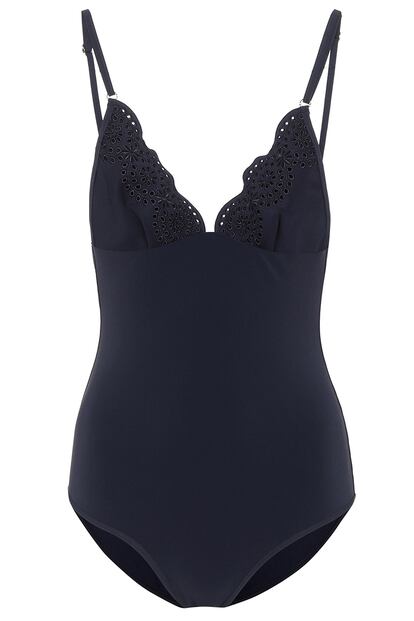 Parece un body lencero, pero es un bañador y puede convertirse en top. Un tres en uno que nos imaginamos con unos simples vaqueros o una falda midi para crear el look nocturno perfecto. Es de Stella McCartney y cuesta 220 euros (antes 440).