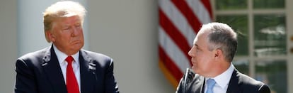 El presidente de EE UU, Donald Trump, escucha al director de la Agencia de Protección Ambiental Scott Pruitt tras anunciar la salida de EE UU de los acuerdos de París.