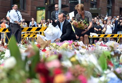 El primer ministro australiano, Tony Abbott (en la imagen), también ha acudido a depositar flores al lugar, desde ha recordado a las víctimas del "horrible" asalto. "Sídney ha sufrido el terrorismo por primera vez en más de 35 años", ha lamentado, al recordar un acontecimiento que pasará a la historia de Australia.