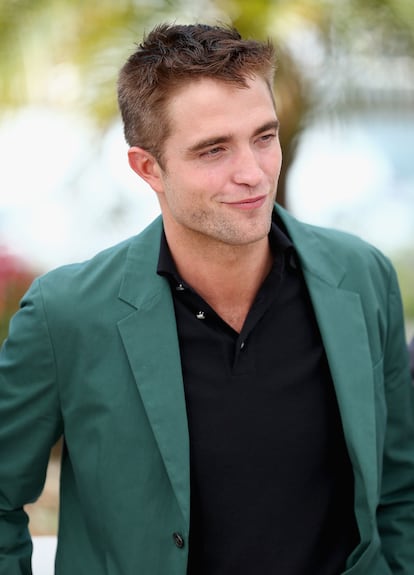 Con chaqueta verde de Marni, camisa negra y vaqueros, Robert Pattinson no quiso perderse la presentación de 'The Rover' en el Festival de Cannes.