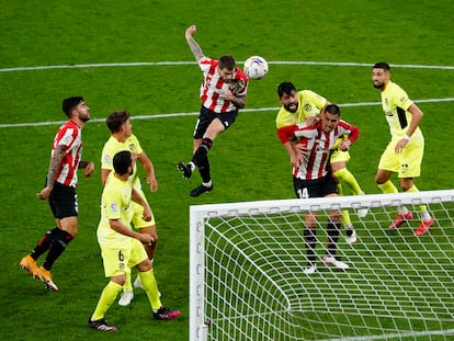 Iñigo Martínez marca el gol de la victoria este domingo ante el Atlético en San Mamés.