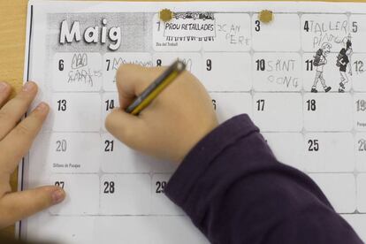 Alumno con un calendario en catalán en un colegio público barcelonés.