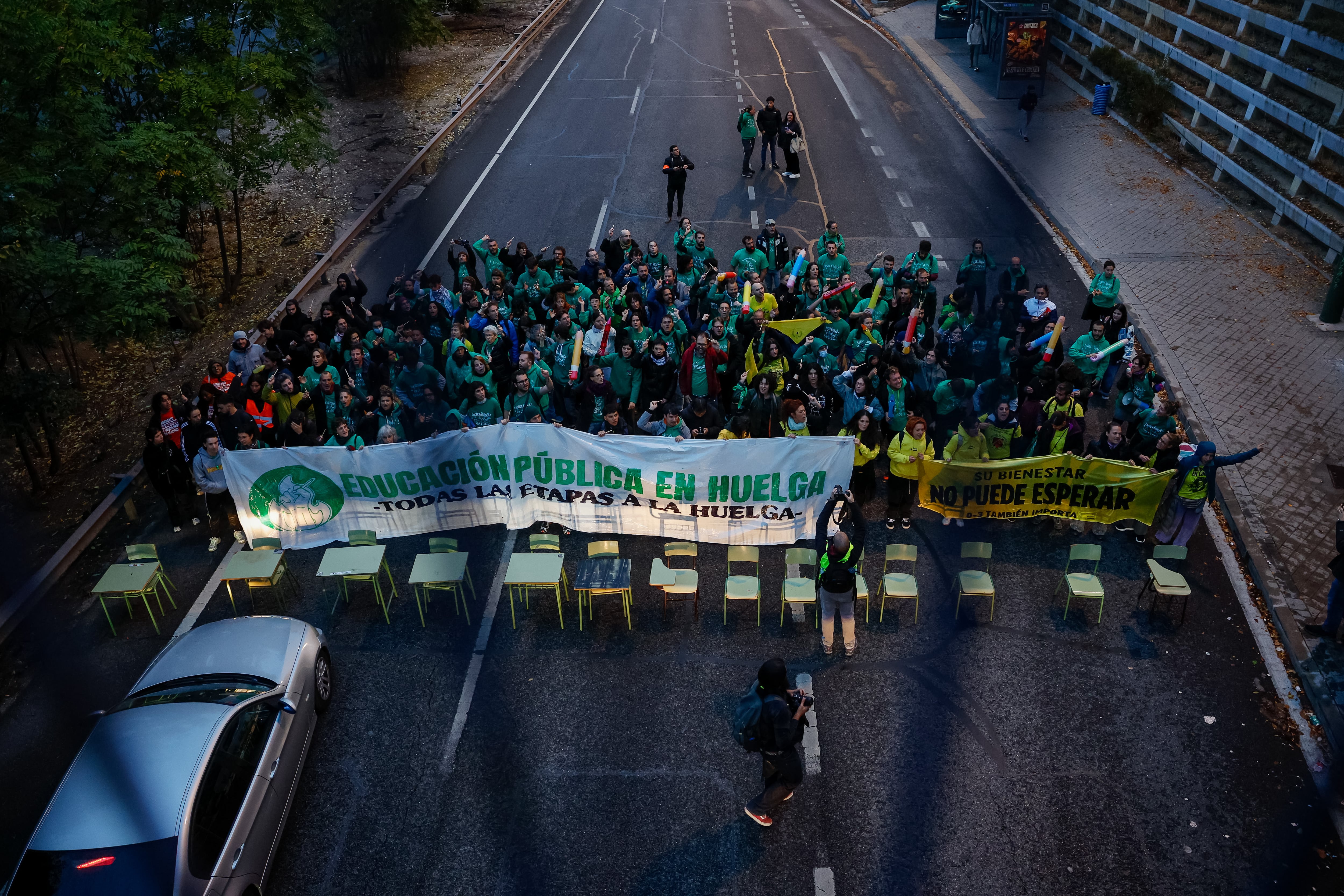 Un grupo de 200 profesores corta la autovía A-3 en el inicio del cuarto día de huelga educativa de Madrid