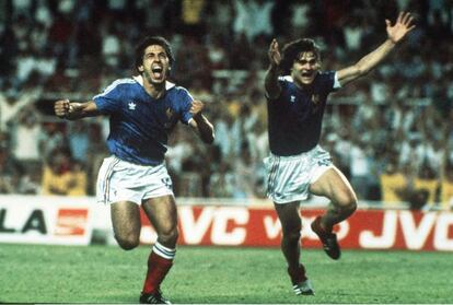 Alain Giresse y Didier Six celebran el tercer gol de Francia contra Alemania.