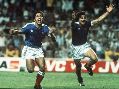 Alain Giresse y Didier Six celebran el tercer gol de Francia contra Alemania.