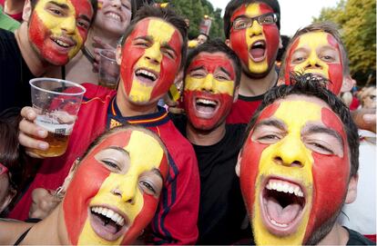 Aficionados españoles animan a su selección en Berlín durante la final del Mundial 2010.