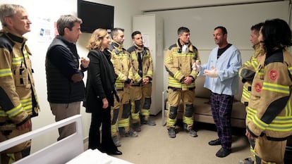 El 'president' de la Generalitat de Valencia, Carlos Mazón (segundo por la izquierda), y la alcaldesa valenciana, María José Catalá, visitan a los bomberos heridos en el incendio de Campanar, el viernes.