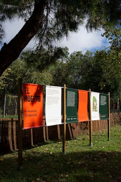 Cartel de acceso a El Huerto. ©Wozere Studio