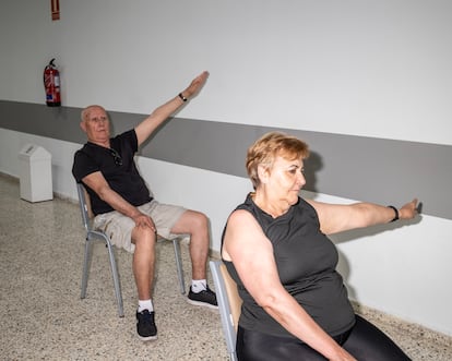 Clases de relajación en el centro de mayores Ferrer i Guardia de Fuenlabrada.