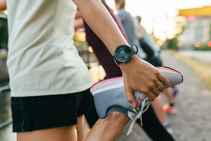 Los relojes inteligentes nos permiten monitorear datos como la frecuencia cardiaca al momento de realizar actividades deportivas.