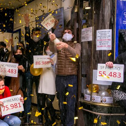 Dvd 1033 22.12.20.Administración de Loteria Doña Manolita en la calle Carmen de Madrid. Celebración del gordo del sorteo de Loteria de Navidad.  foto: Santi Burgos