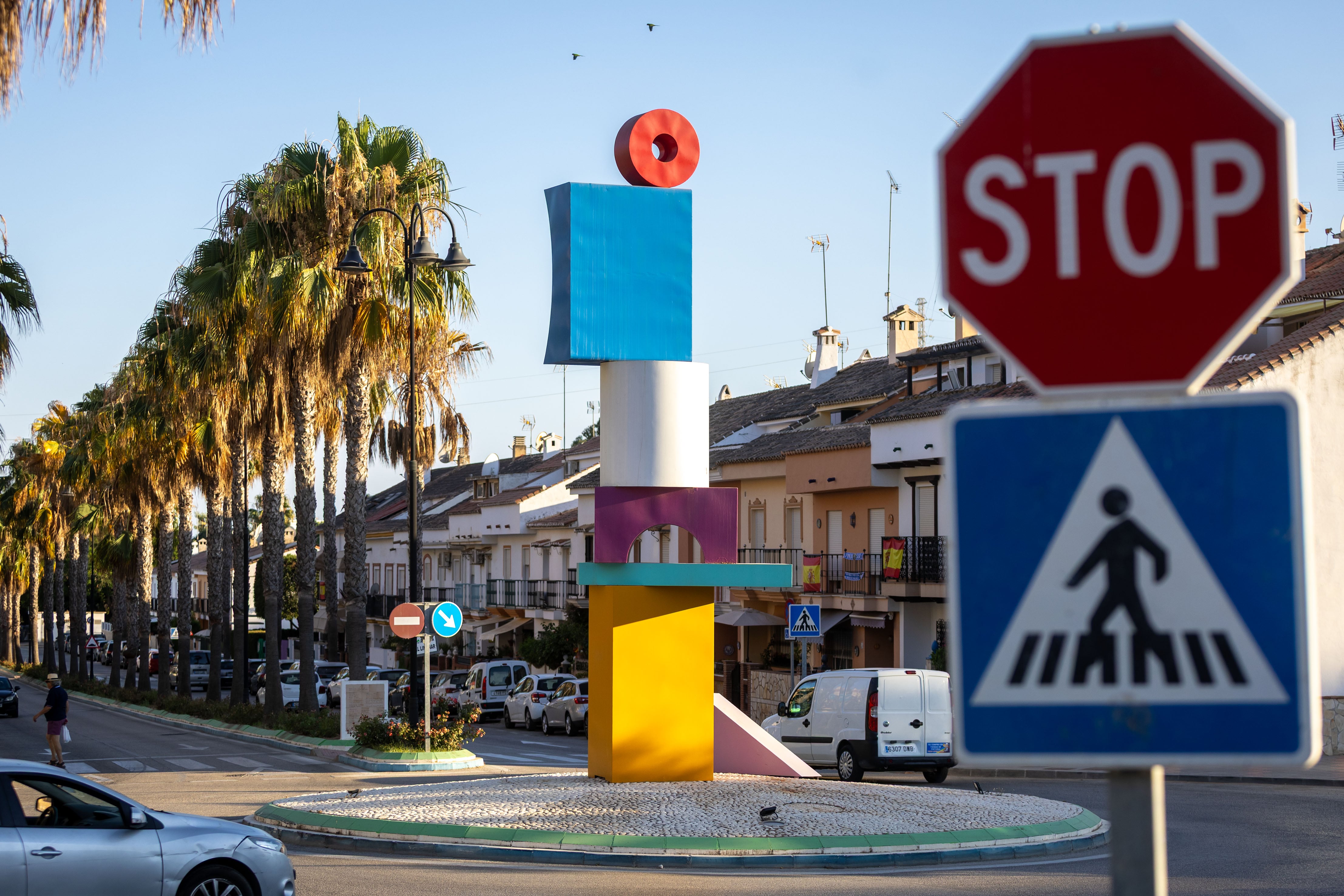 La escultura diseñada por el artista Juanma Reyes para una rotonda en Mijas.