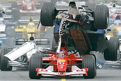 El Williams de Ralf Schumacher sale disparado tras chocar con la parte trasera del Ferrari de Barrichello.
