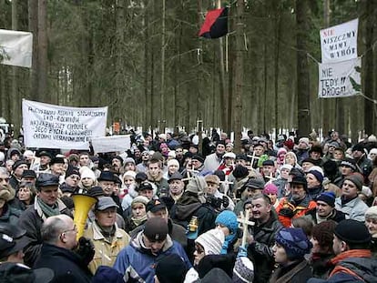 Manifestación contra la construcción de una autopista a través de la reserva natural de Rospuda, al noreste de Polonia, el pasado febrero.