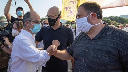 Oriol Junqueras, junto a los exconsejeros y también condenados Raúl Romeva y Jordi Turull, antes de volver a ingresar en la cárcel de Lledoners tras la suspensión de su tercer grado.